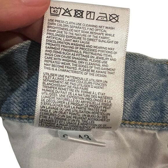 Uniqlo light wash distressed jeans. Size 26 - Picture 5 of 8